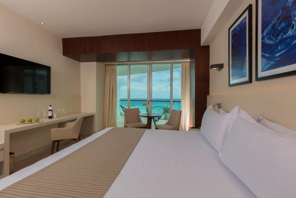 Postel nebo postele na pokoji v ubytování Altitude at Krystal Grand Cancun - All Inclusive