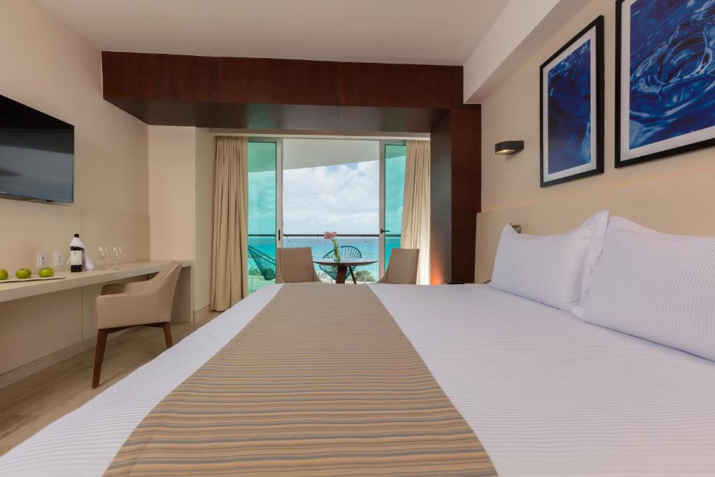 Postel nebo postele na pokoji v ubytování Altitude at Krystal Grand Cancun - All Inclusive