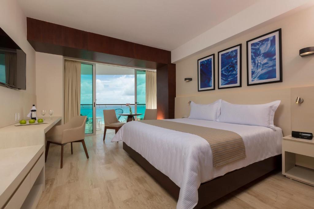 Postel nebo postele na pokoji v ubytování Altitude at Krystal Grand Cancun - All Inclusive