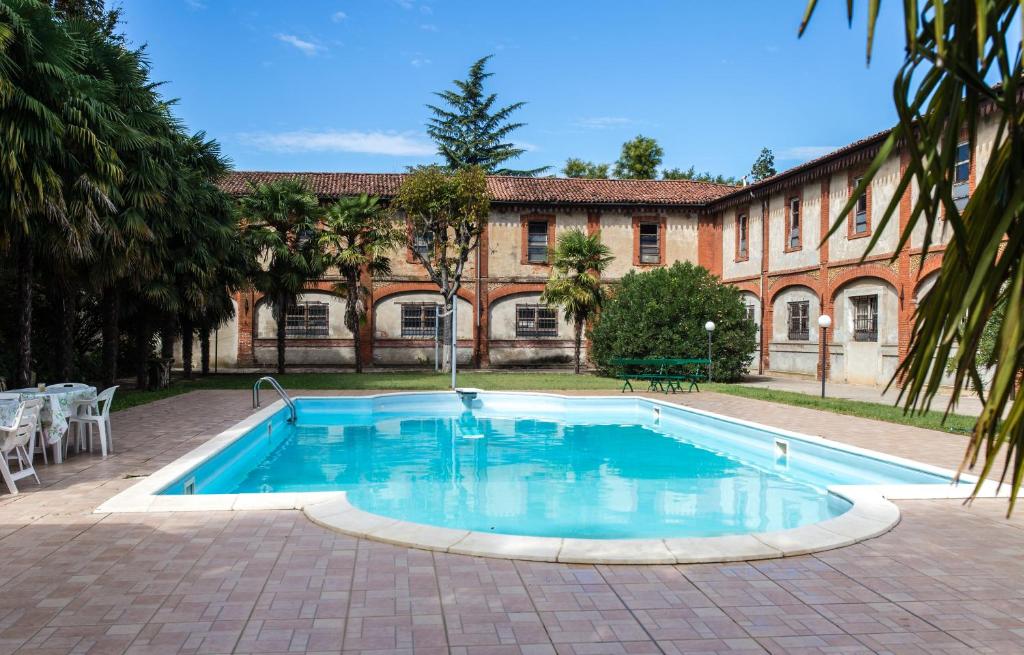 a large swimming pool in front of a building at Villa di San Gervasio in San Gervasio Bresciano