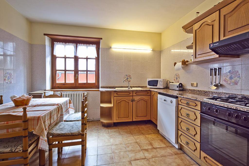 Kuchyň nebo kuchyňský kout v ubytování Apartamentos Salardu II
