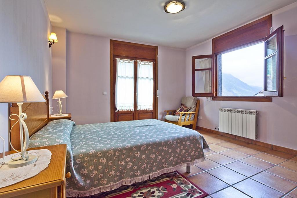 Posteľ alebo postele v izbe v ubytovaní Apartamentos Salardu III