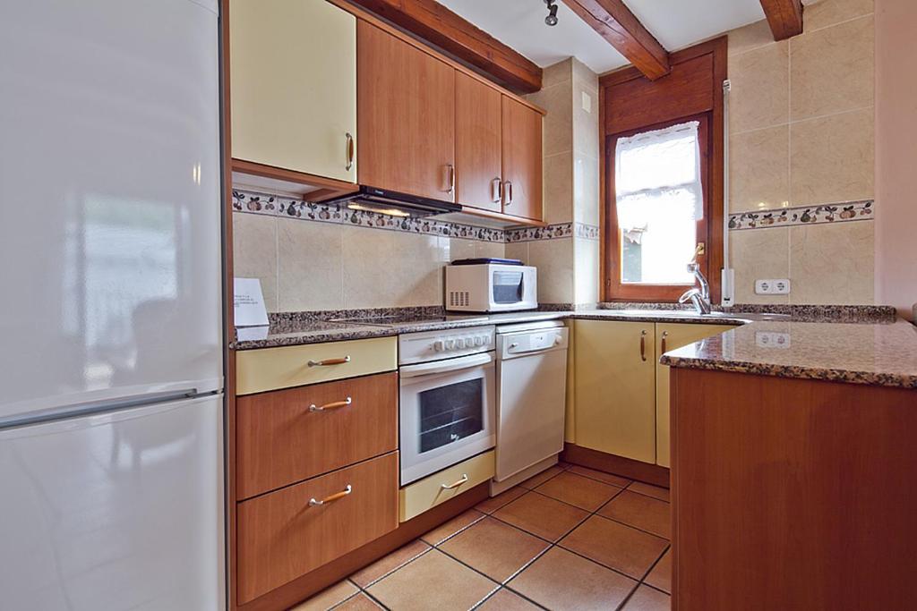 Kuchyňa alebo kuchynka v ubytovaní Apartamentos Salardu III