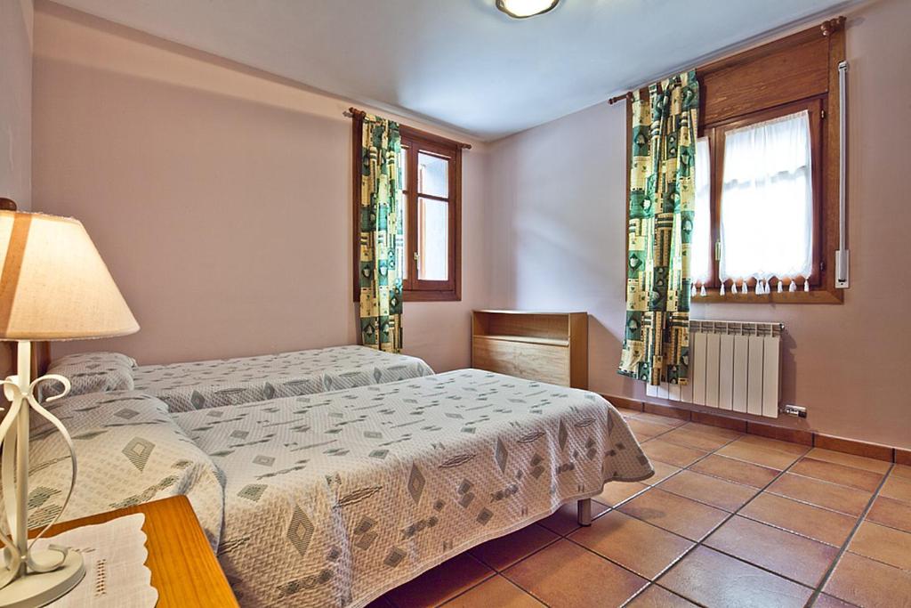 Posteľ alebo postele v izbe v ubytovaní Apartamentos Salardu III
