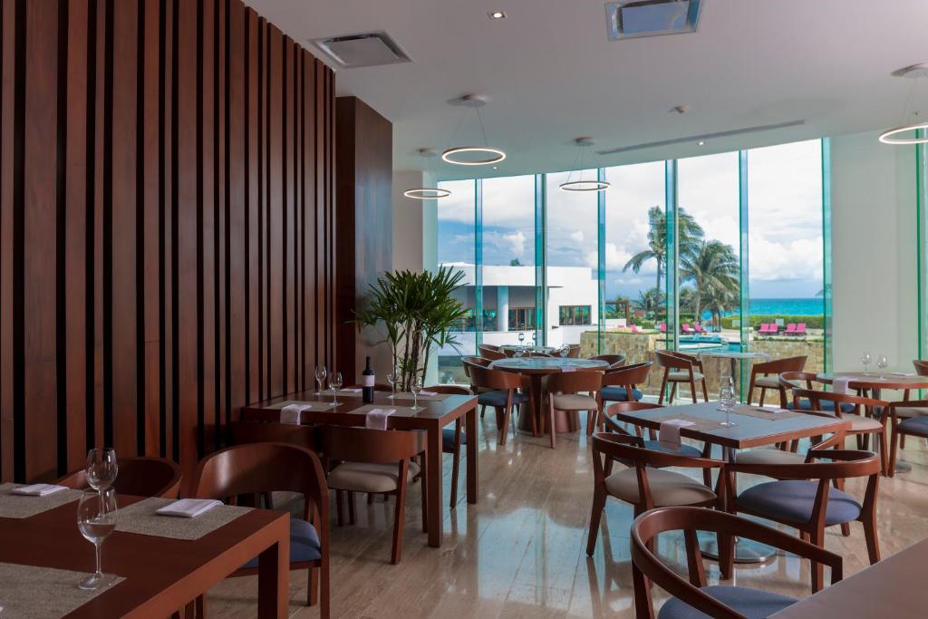 Restaurace v ubytování Altitude at Krystal Grand Cancun - All Inclusive
