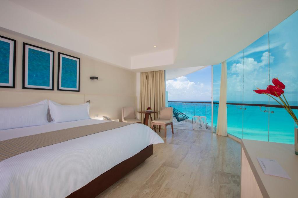 Postel nebo postele na pokoji v ubytování Altitude at Krystal Grand Cancun - All Inclusive