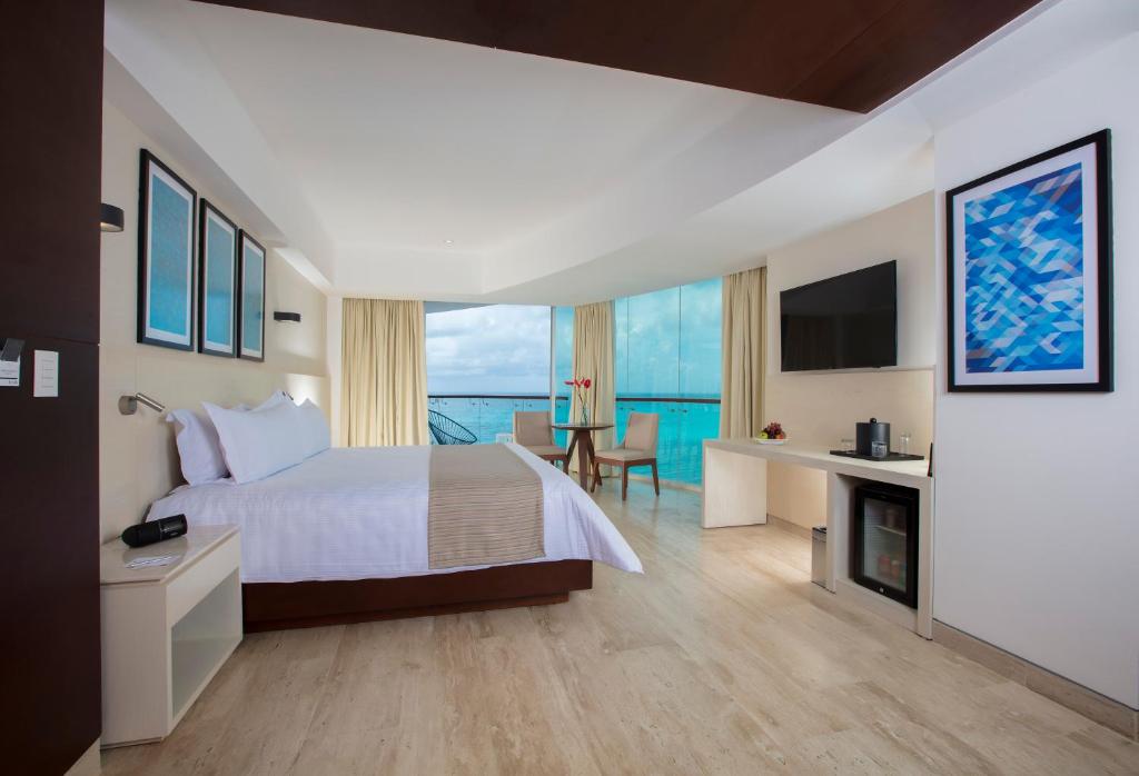 Postel nebo postele na pokoji v ubytování Altitude at Krystal Grand Cancun - All Inclusive