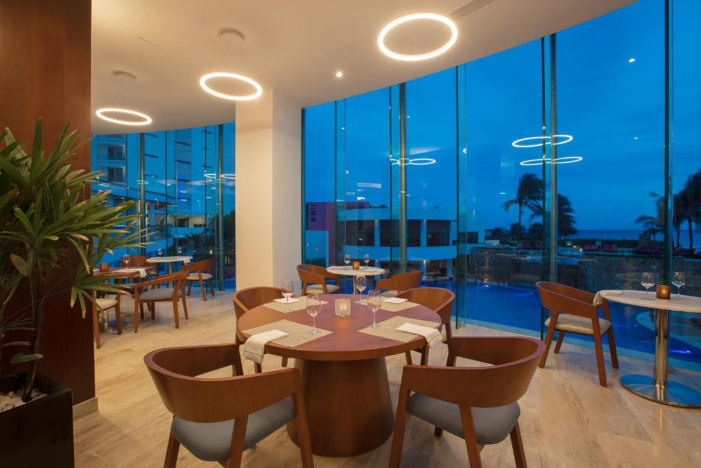 Restaurace v ubytování Altitude at Krystal Grand Cancun - All Inclusive