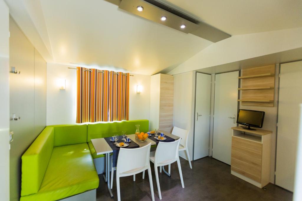 Camping La Llosa - Three-Bedroom Mobile Home