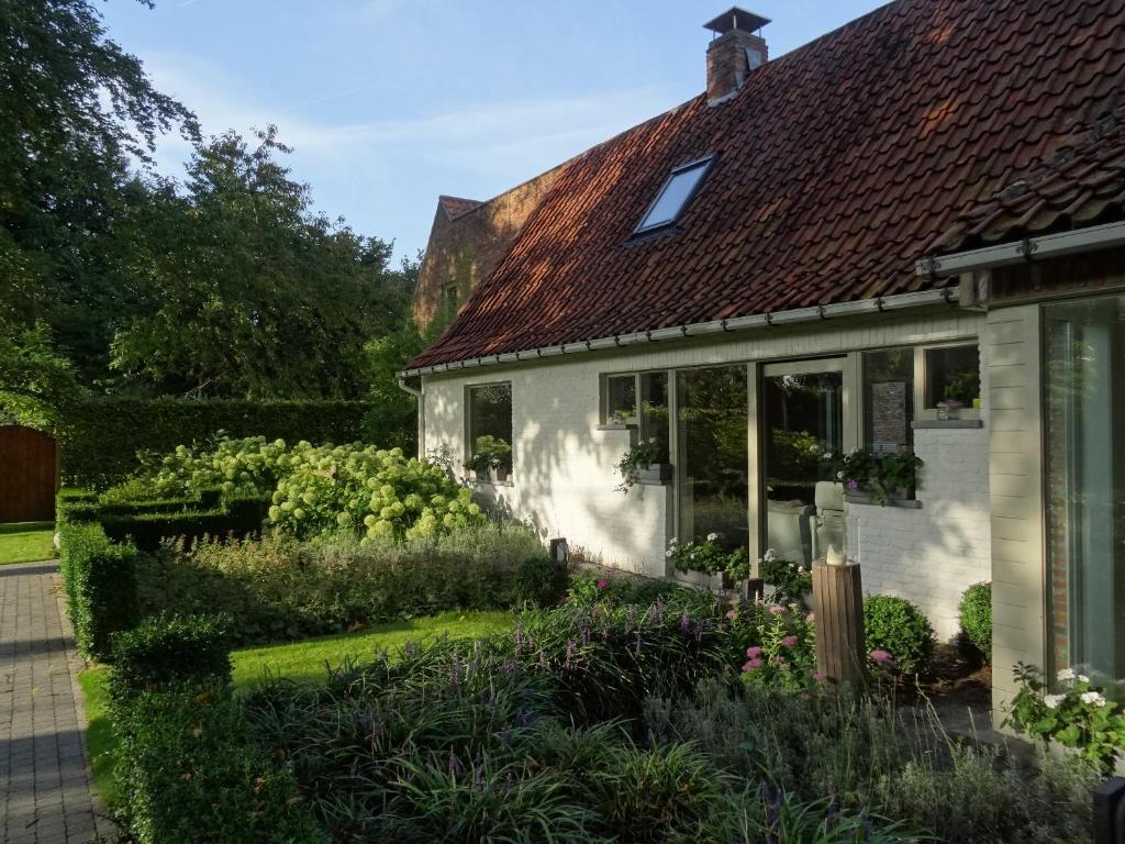 ein Haus mit Garten davor in der Unterkunft The Two Oaks in Hertsberge
