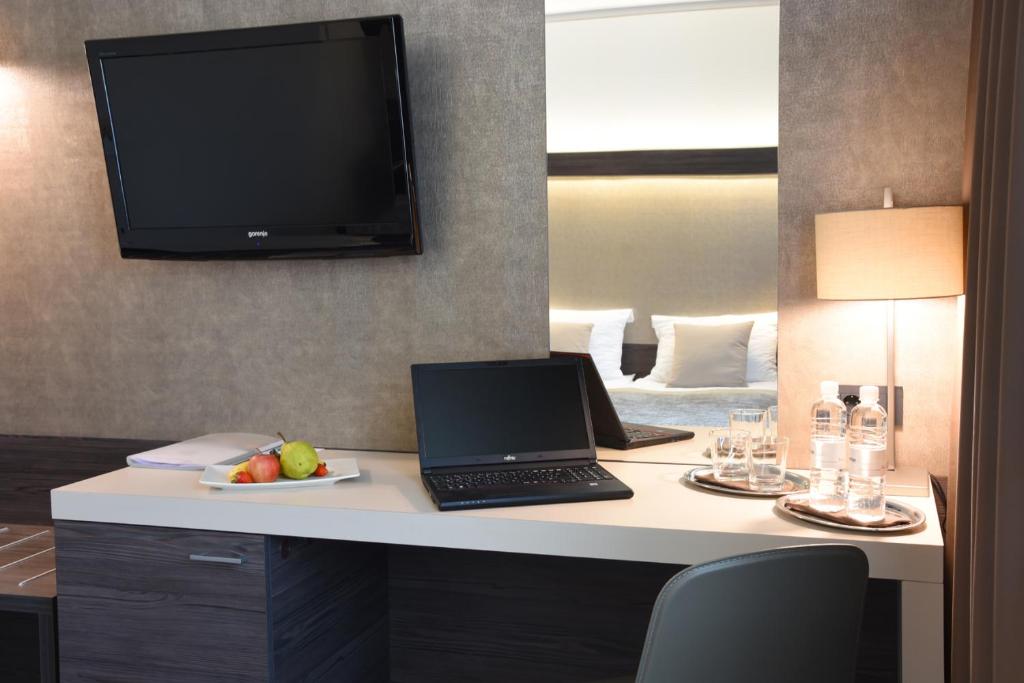 Uma televisão e/ou sistema de entretenimento em Hotel Paka