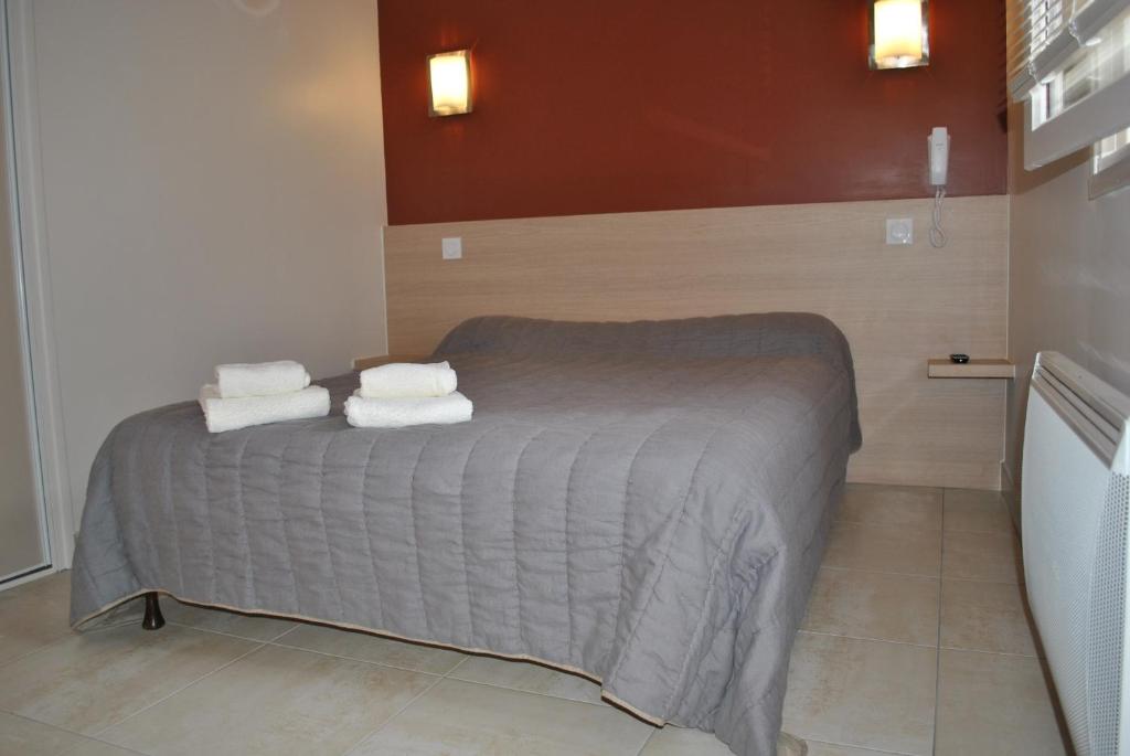Postel nebo postele na pokoji v ubytování Logis Hotel Restaurant Le Flamant Rose camargue