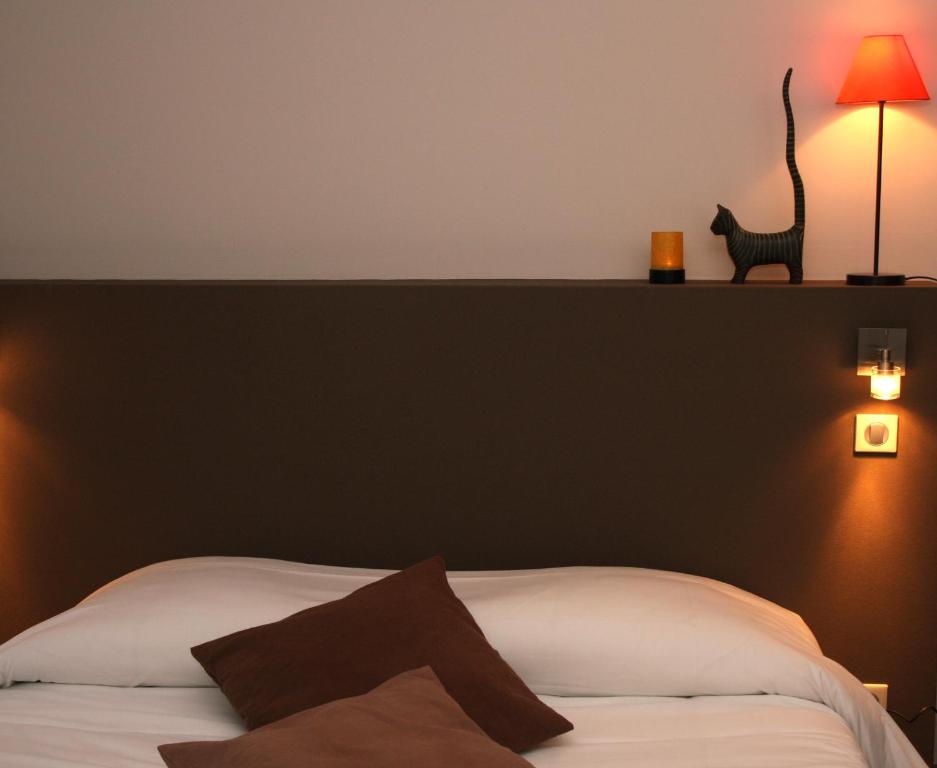 Postel nebo postele na pokoji v ubytování Hôtel Bar le Globe