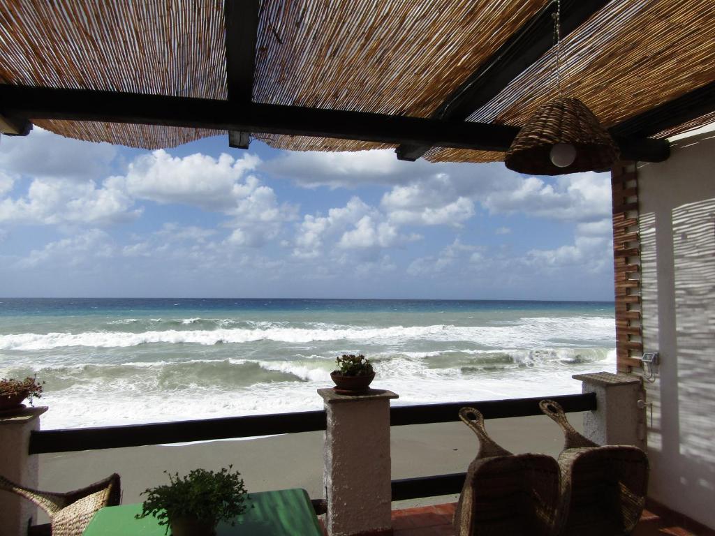 チッタデッラ・デル・カーポにあるVilla la Ficuzzaの家の玄関から海の景色