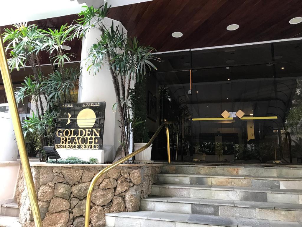 a group of stairs leading to a restaurant at Apartamento Guarujá in Guarujá