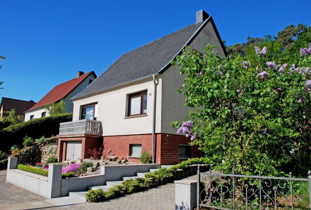 une maison avec un jardin devant dans l'établissement Ferienwohnung Hanna, à Sellin