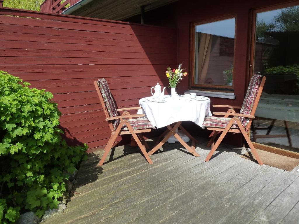 einen Tisch und zwei Stühle auf einer Veranda in der Unterkunft Ferien an der Ostsee in Thomsdorf