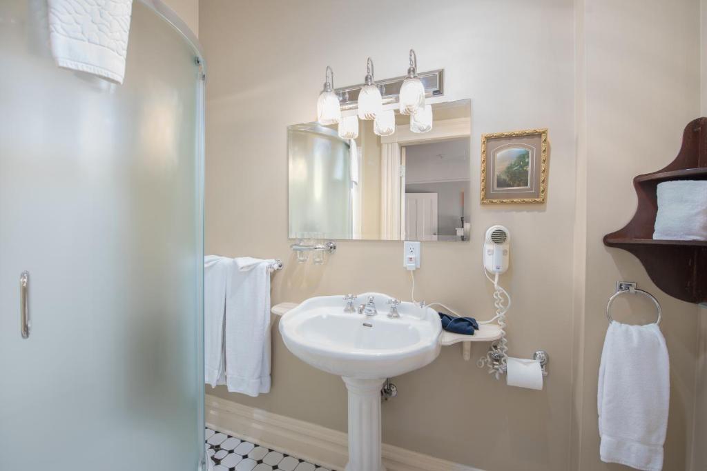 O Canada House Bed & Breakfast - Deluxe Queen Room