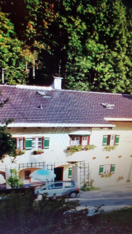 una casa con un coche aparcado delante de ella en Haus Mühlgraben, en Ramsau