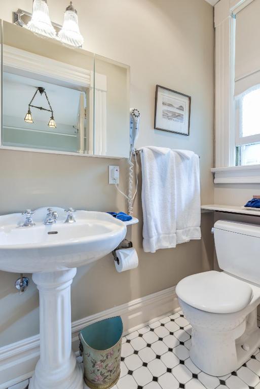 O Canada House Bed & Breakfast - Standard Queen Room