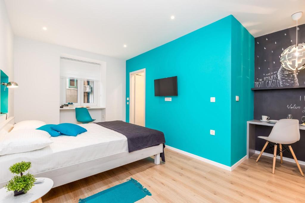 sypialnia z niebieską ścianą w obiekcie Adria w mieście Rijeka