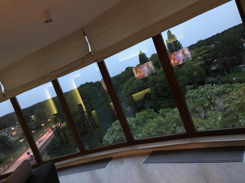 シフィノウイシチェにあるApartament Panoramaの山の景色を望む窓付きの部屋