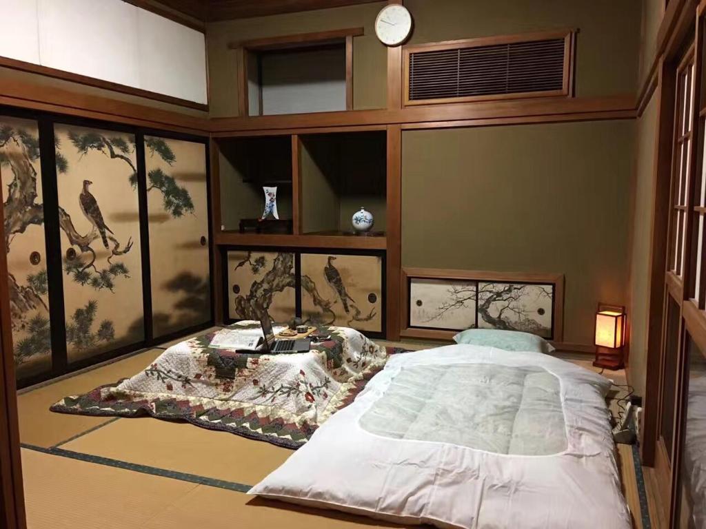Postel nebo postele na pokoji v ubytování Kougetsu Sanso -- Moon Villa in Tokyo