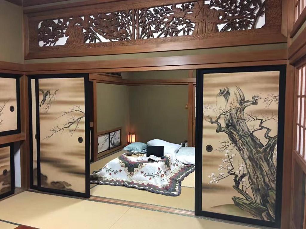 Postel nebo postele na pokoji v ubytování Kougetsu Sanso -- Moon Villa in Tokyo