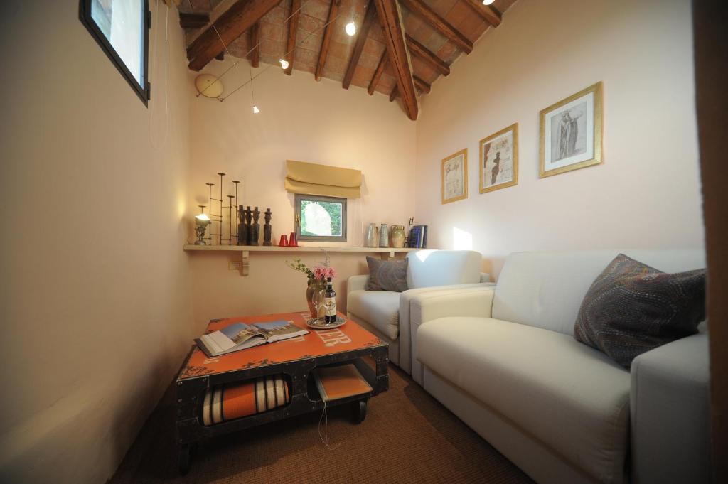 Uma área de estar em B&B Le Dimore Mezza Costa