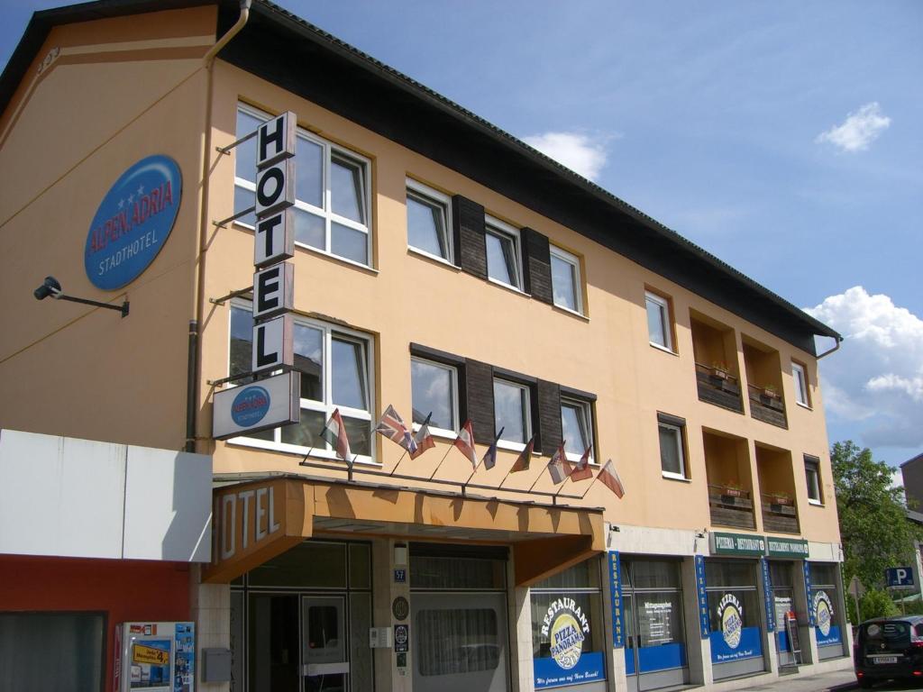 un edificio con un cartello sulla parte anteriore di Alpen.Adria.Stadthotel a Klagenfurt