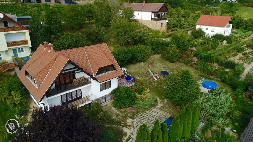 Kéktúrás-Tóra Nyíló Badacsonyi privát bérlemény 8257 Badacsonytomaj, Mandulás ut 40 kép - 1