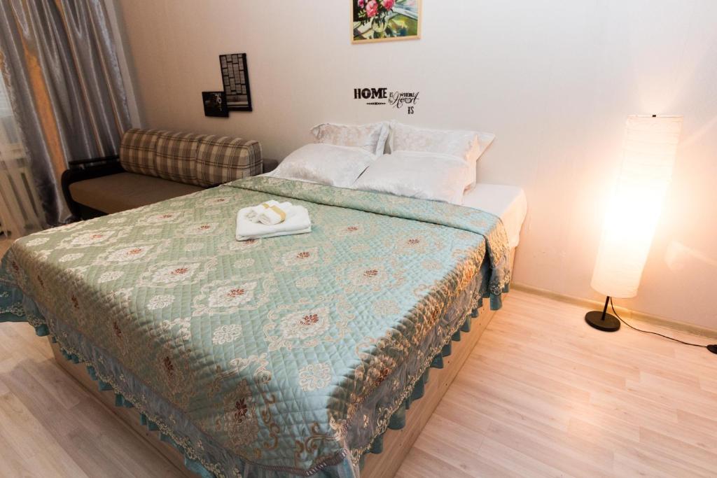 モスクワにあるАпартаменты Кастанаевская 7のベッドルーム(ベッド1台、ソファ、ランプ付)