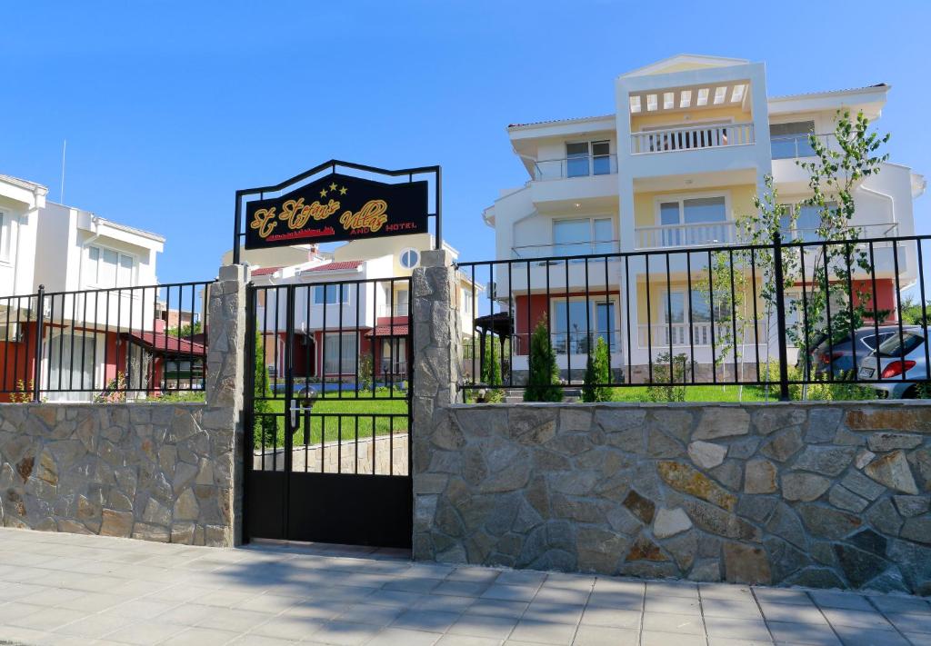 budynek z bramą i kamienną ścianą w obiekcie St. Stefan Villas & Hotel w mieście Sozopol