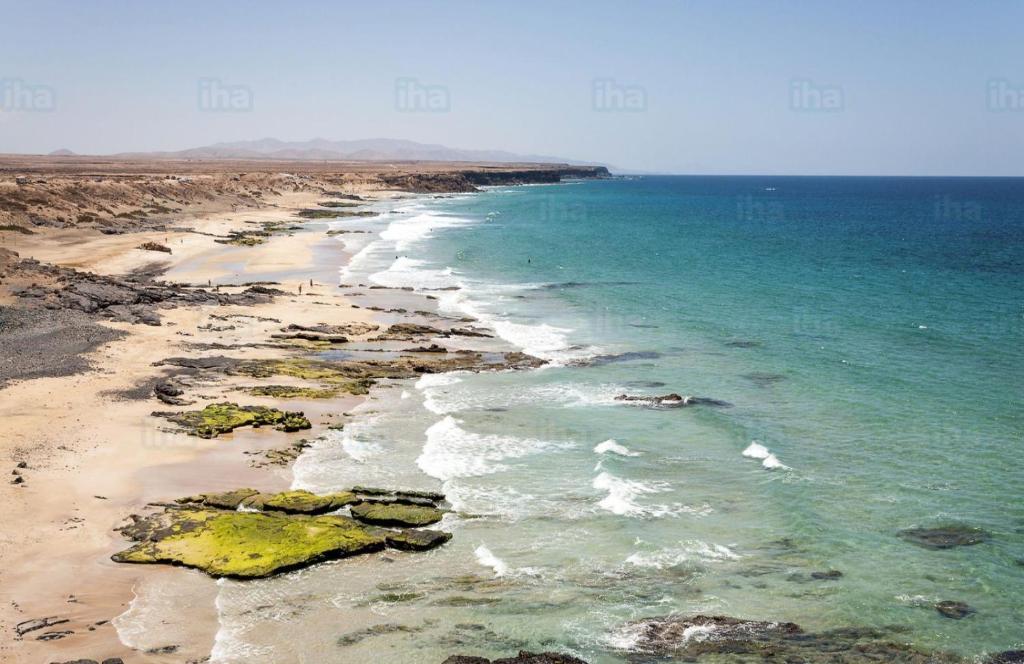 コティージョにあるOliastur Cotillo Apartamentの海岸の空の景色