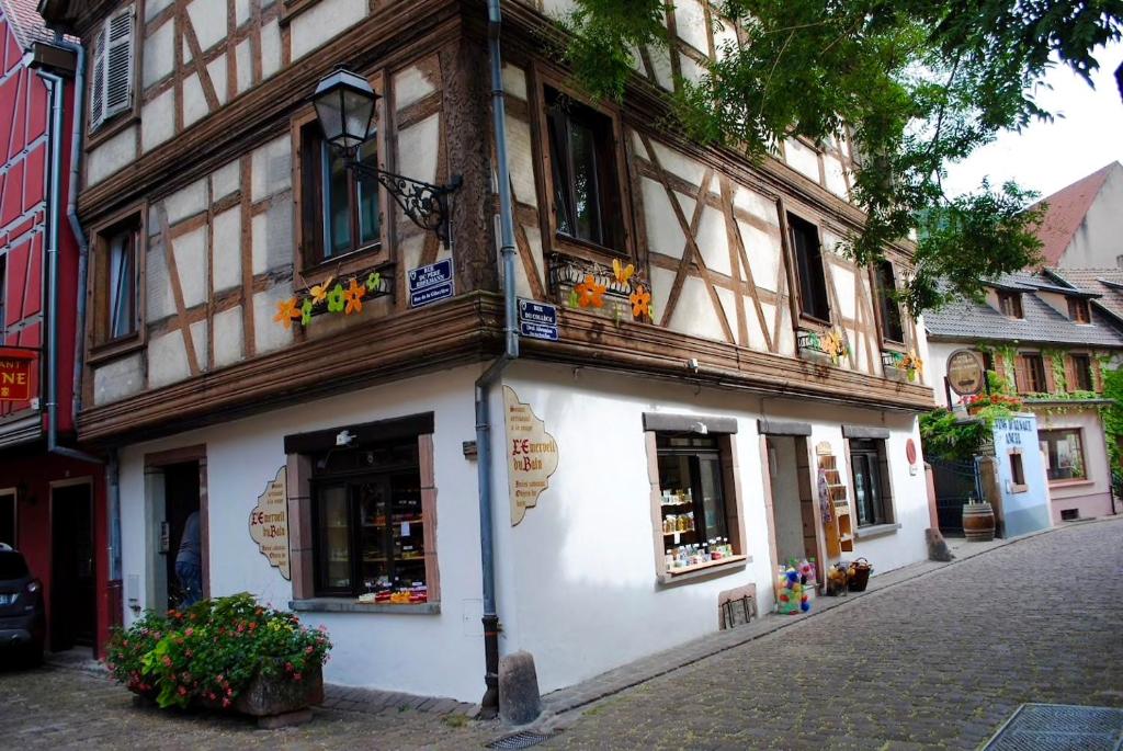 een gebouw aan de straatkant bij Coeur d'Alsace 1 in Kaysersberg