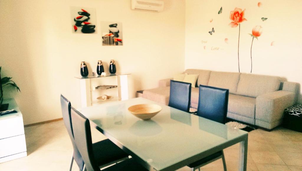 - un salon avec une table à manger et un canapé dans l'établissement Apartment Sunset Rogoznica, à Rogoznica