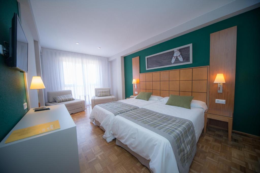 Postel nebo postele na pokoji v ubytování Gran Hotel de Jaca