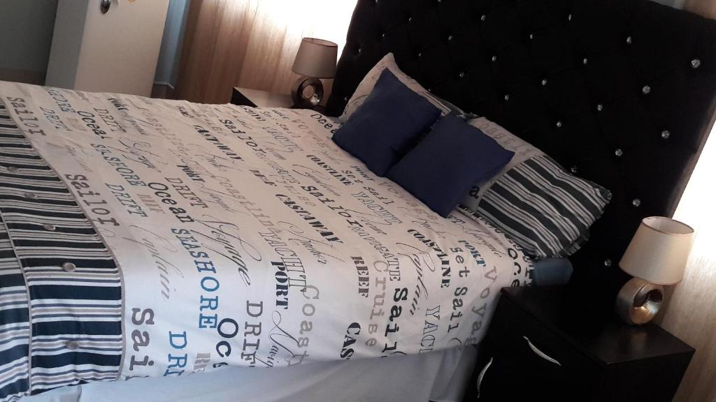 Un pat sau paturi într-o cameră la Jessma Bed and Breakfast
