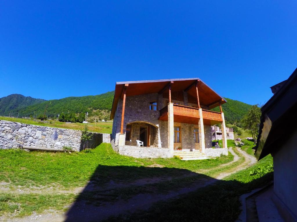 Nespecifikovaný výhled na hory nebo výhled na hory při pohledu z hostelu