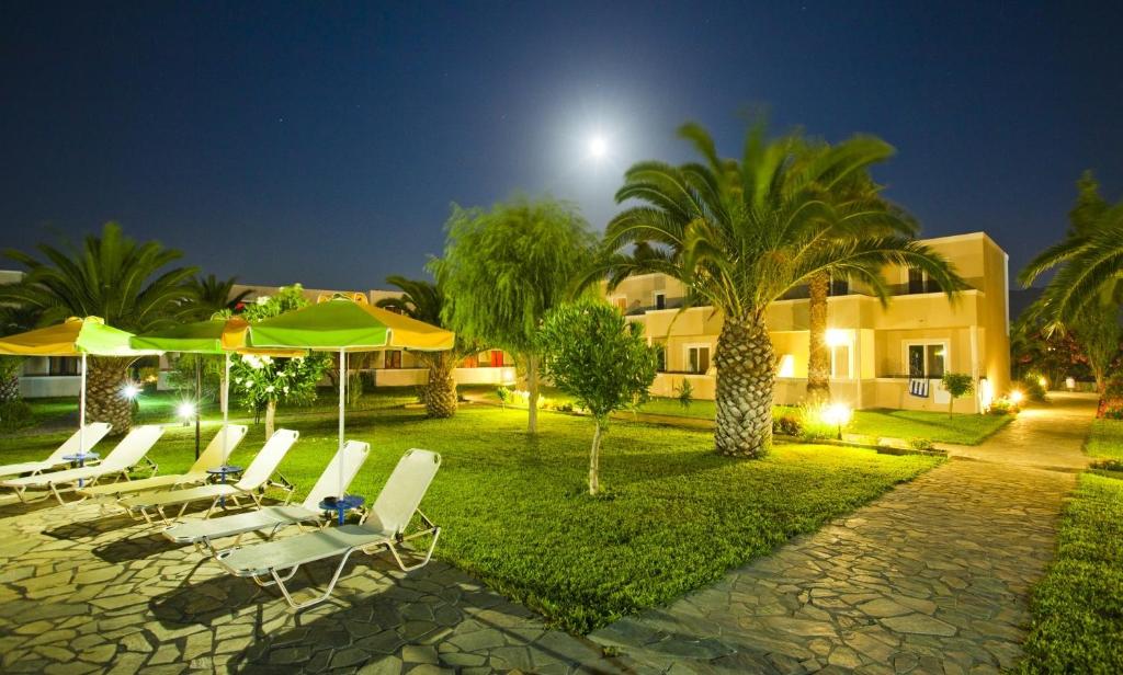 حديقة خارج Hotel Esperia