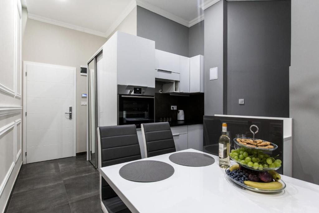 Kuchyň nebo kuchyňský kout v ubytování A Golden Star Modern Luxury Apartments and Rooms Budapest