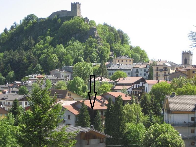 una ciudad con un aro de baloncesto frente a una montaña en Residence Fontanelle, en Sestola