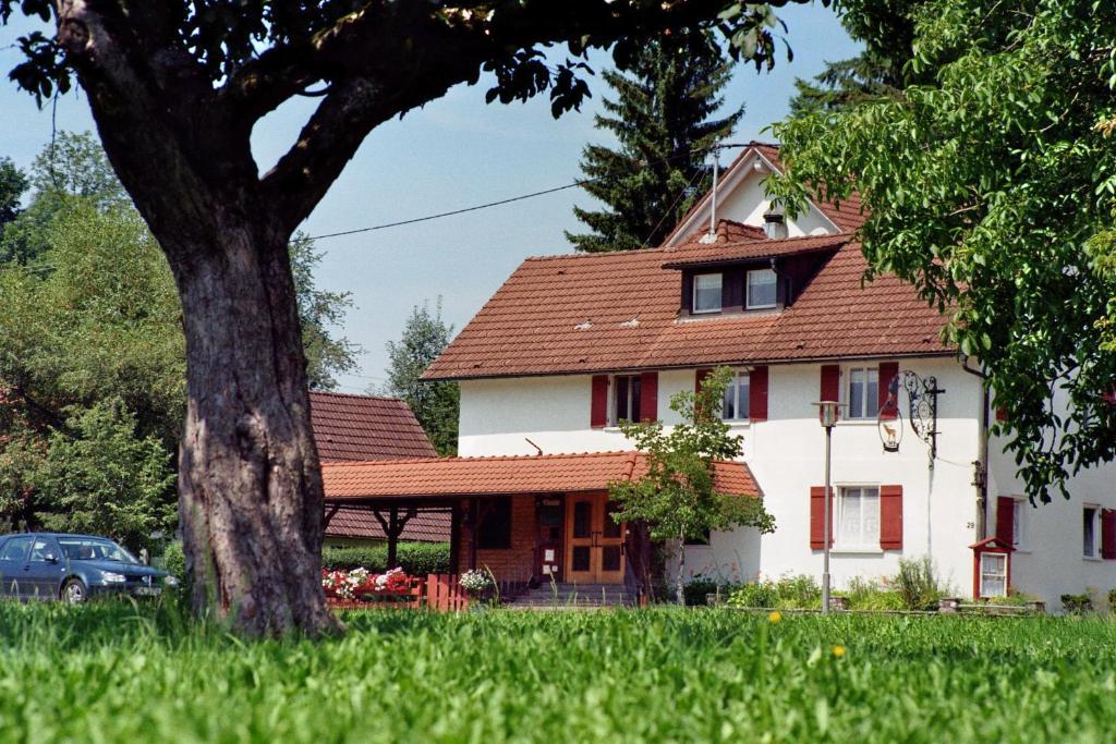 una gran casa blanca con techo rojo en Gasthof zum Hirsch en Neukirch