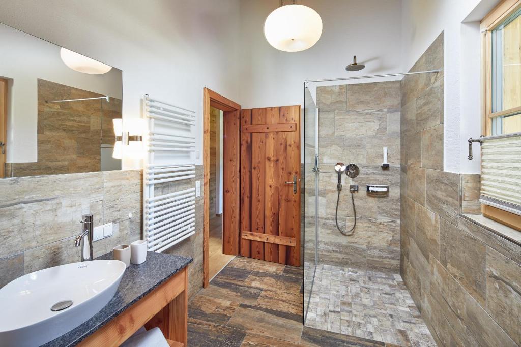 A bathroom at Lehenriedl Chalet