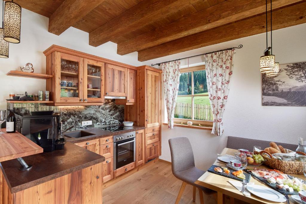 A kitchen or kitchenette at Lehenriedl Chalet