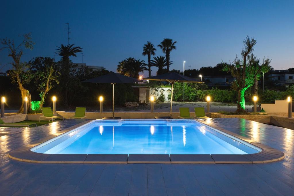 una piscina en un complejo por la noche en Bed & Breakfast del Faro, en Giovinazzo