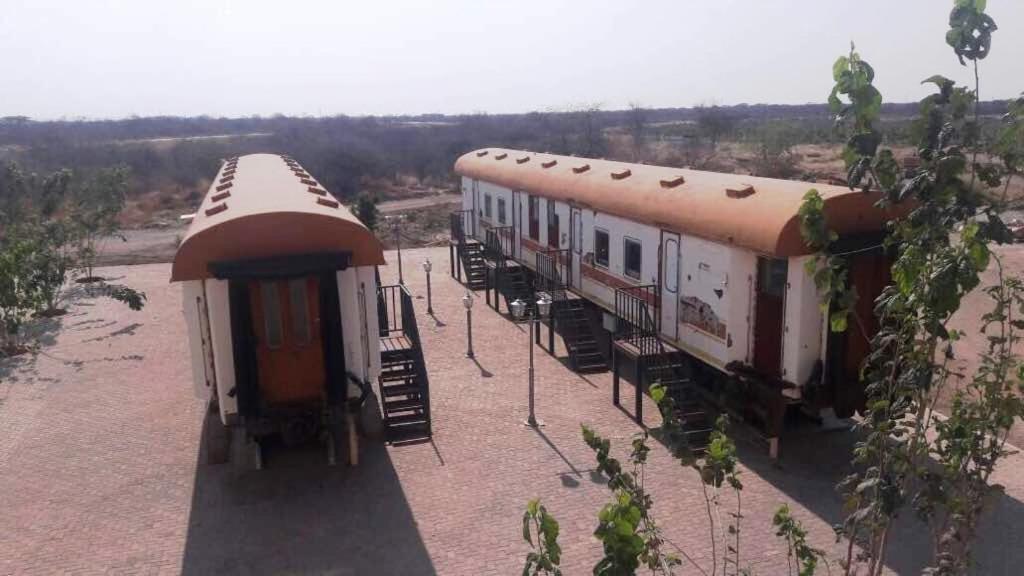 een groep treinwagons geparkeerd naast elkaar bij Conductor's Inn in Tsumeb