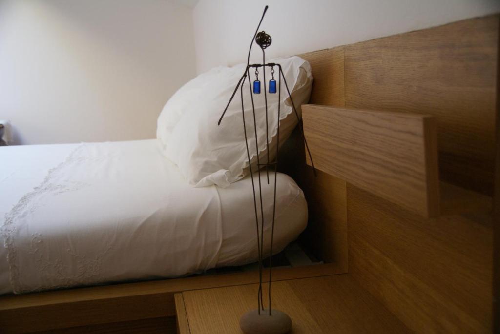 una camera con letto e cuscino bianco di Dimora Tipica Ferrarese a Ferrara