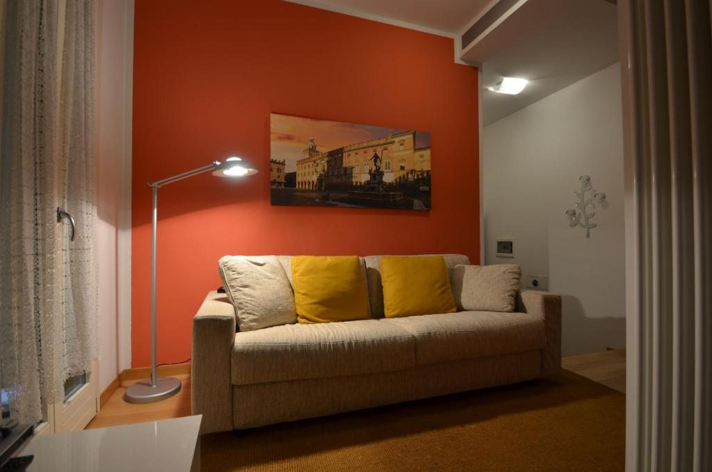a living room with a couch with yellow pillows at BelliNcentro in Bologna