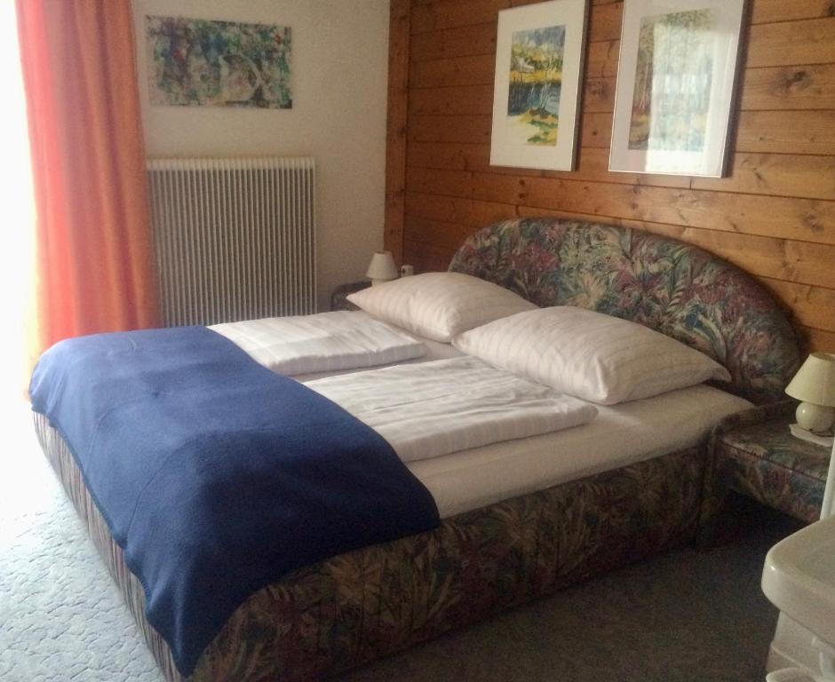 フラッハウにあるFerienwohnung Salcheggerの青い毛布が付いたベッドルームのベッド1台